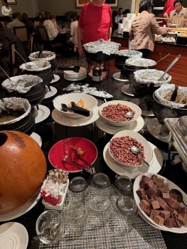 Een buffet met traditineel Zambiaans eten, mjam!