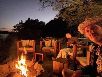 Vuurtje bij Kayemba Lodge