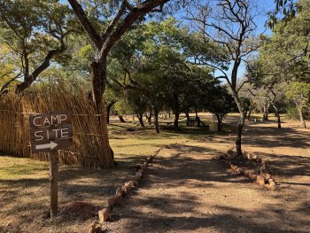 Campsite bij Lodge net buiten Lusala
