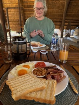 Full English bij lodge net buiten Lusaka