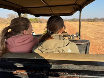 De dames tijdens gamedrive in South Luangwa